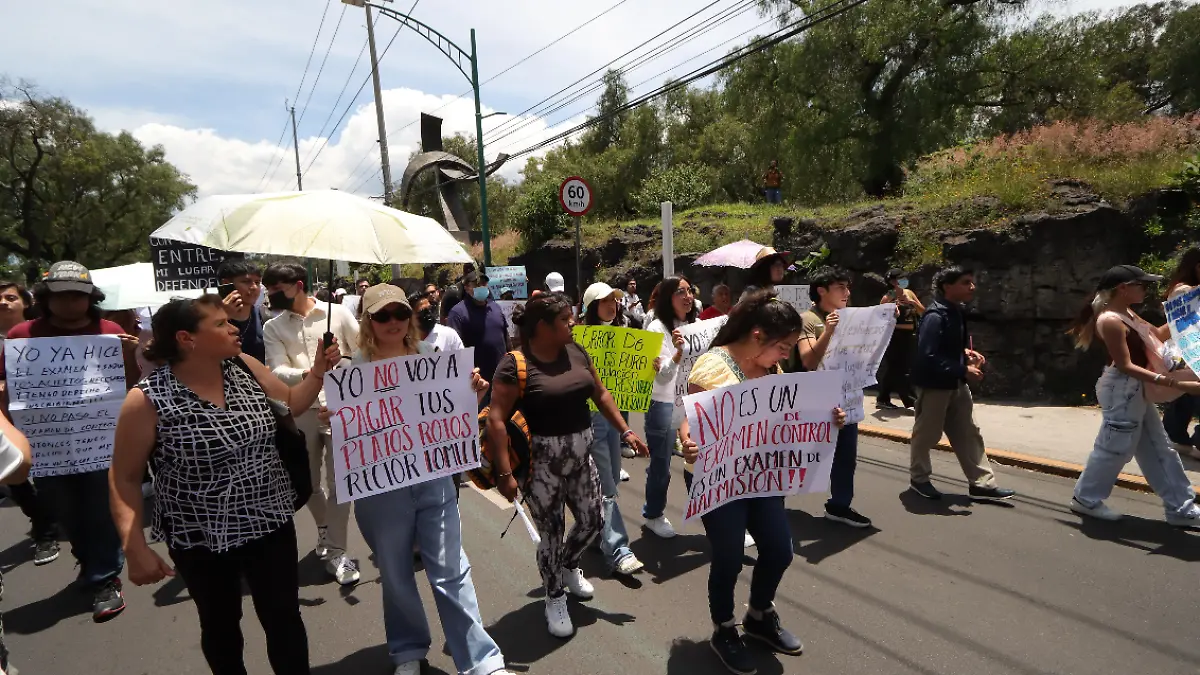 Bloquean Insurgentes tras decisión de la UNAM sobre examen