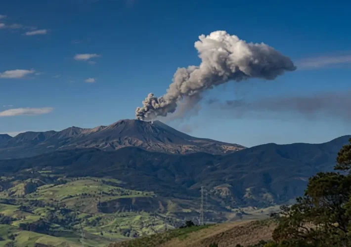 Volcán Puracé mantiene alerta naranja y emite ceniza hoy