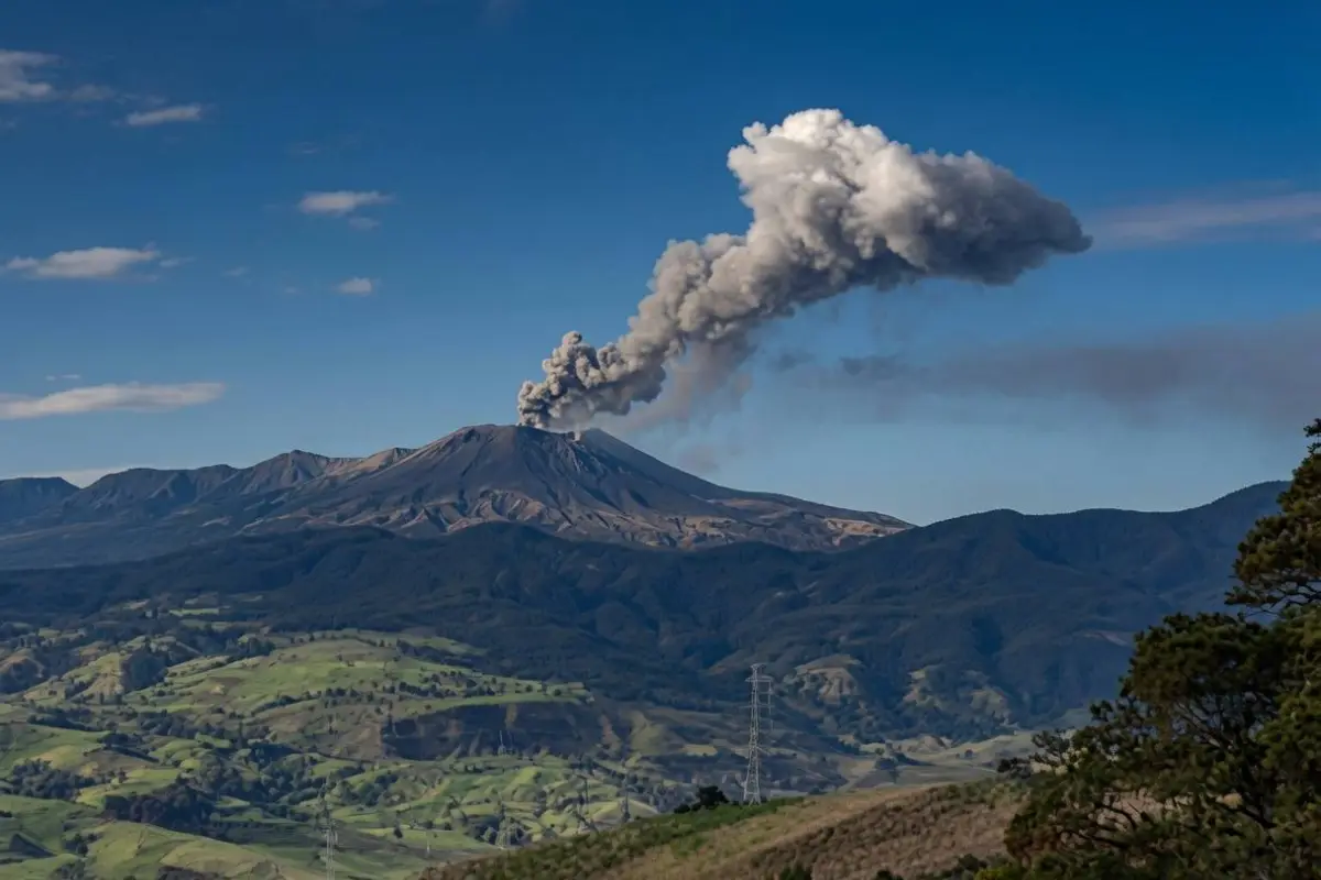 Volcán Puracé: ceniza obliga a cerrar vuelos en Popayán